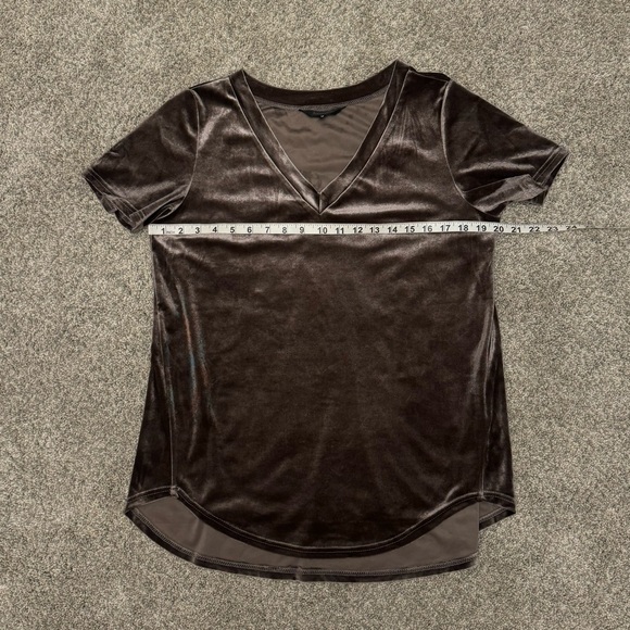 Amaryllis soft & shimmery stretch velvet v-neck loose tee with hi-lo hem. Size M - Picture 9 of 9